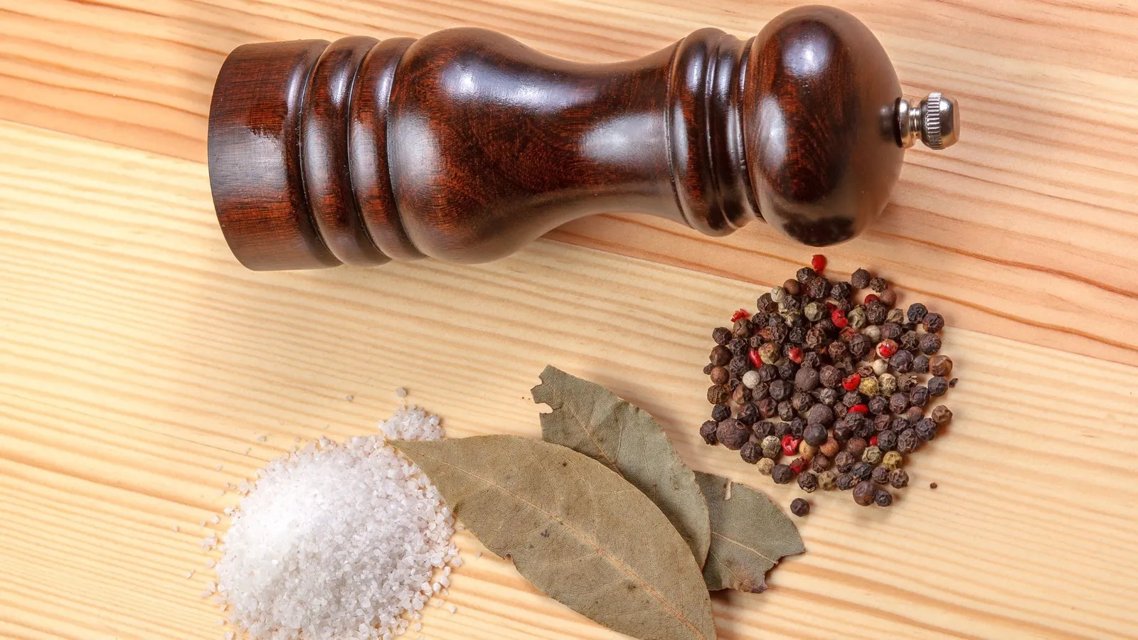 Salt Shaker & Pepper Mills