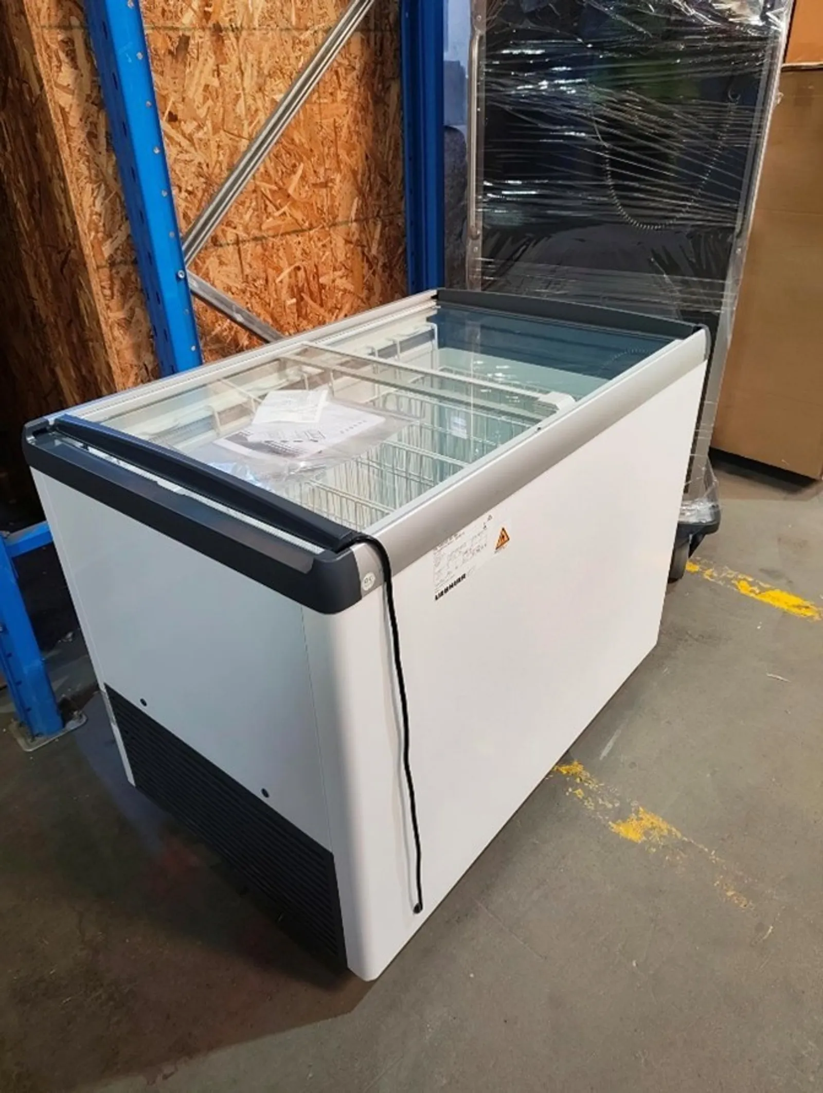 Liebherr EFE 3052 - 294L Flat Glass Chest Freezer - Clearance
