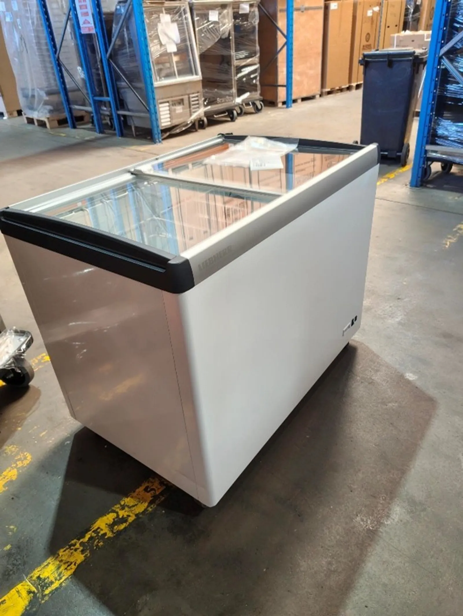 Liebherr EFE 3052 - 294L Flat Glass Chest Freezer - Clearance